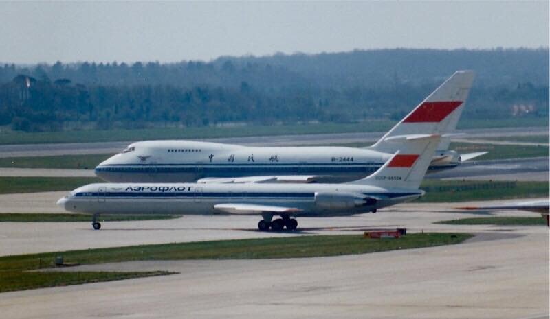 На фото: Ил-62 Аэрофлота и Boeing 747SP авиакомпании CAAC, 1984 год
