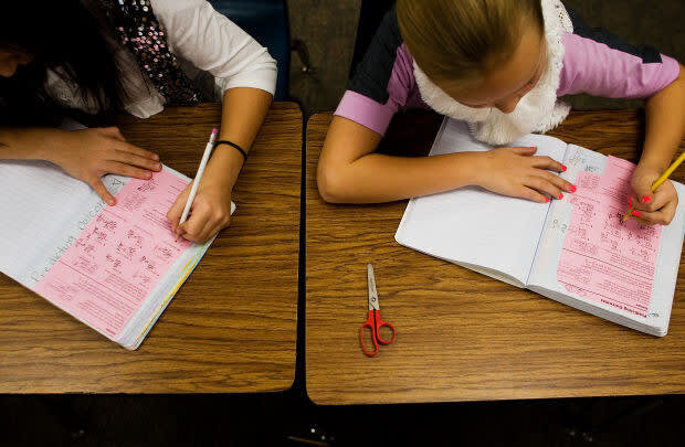 Попытки писать. Left handed people. Left-handed right-handed people. Left handed Association. Left handed Exam.