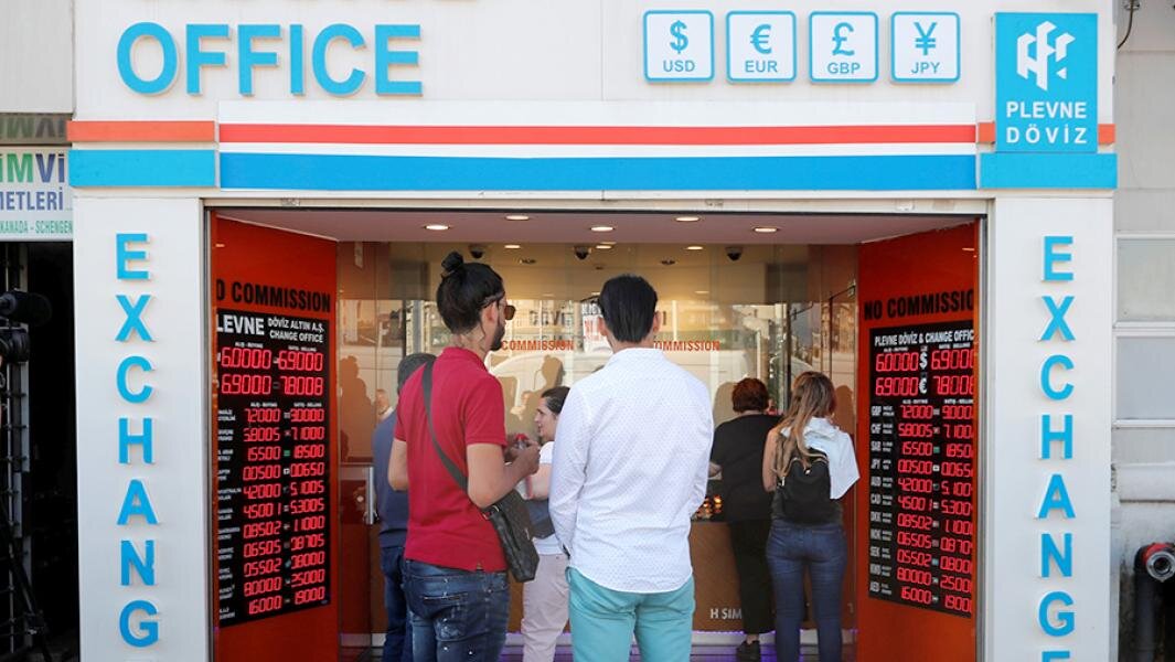Пункт обмена валют в Стамбуле. Фото: REUTERS/Osman Ors
