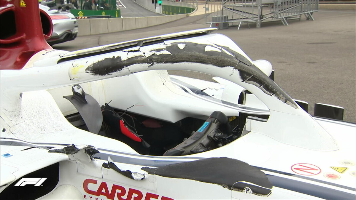 Это даже не след от резины: машина Алонсо врезалась сюда кромкой днища.