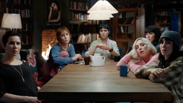 Нуми Рапас сыграла всех семерых сестер