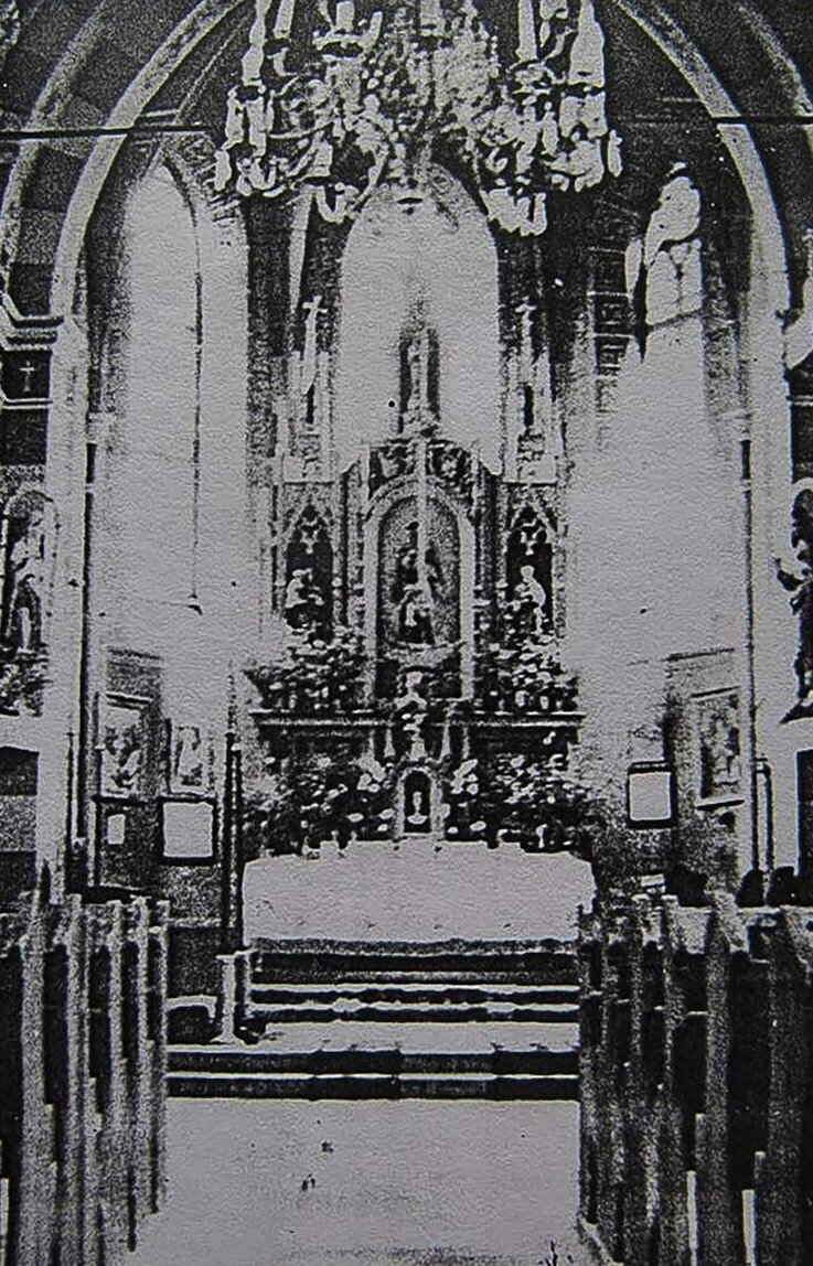 Не могу даже представить, каких годов это фото, но выглядит непомерно готично.