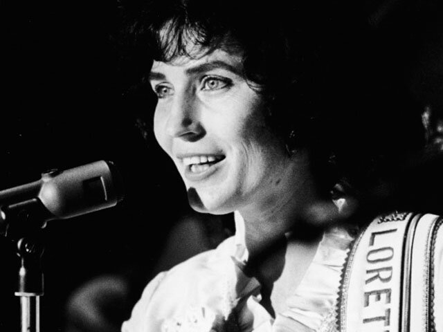 Музыка кантри всегда была мужской территорией, начиная с первых поселенцев Аппалачей и Великих равнин, и заканчивая второй половиной двадцатого века. Нет, женщины, разумеется, в кантри тоже были. Представительницу прекрасного пола можно было встретить и в двадцатые, и в тридцатые, и в составе вестерн-свинг бэнда, и у ржавого микрофона задрипанного хонки-тонк бара… Но насколько же мало их было, и насколько сильно они уступали в известности певцам-мужчинам! 