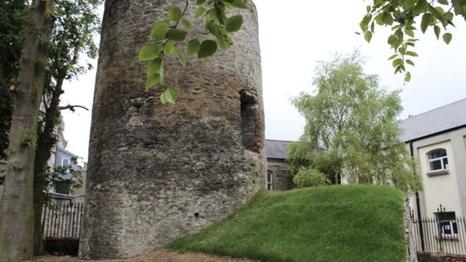 Основание круглой башни во дворе колледжа Люмен Кристи в Дерри. Фото bbc.com