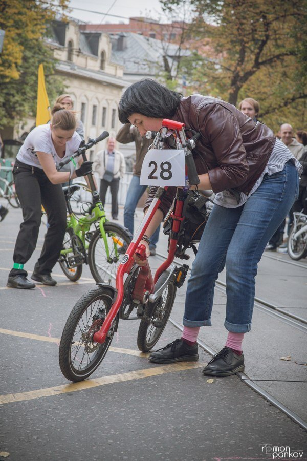 2014 год: будущий мундеп Ромашкевич во время гонок на складных велосипедах
