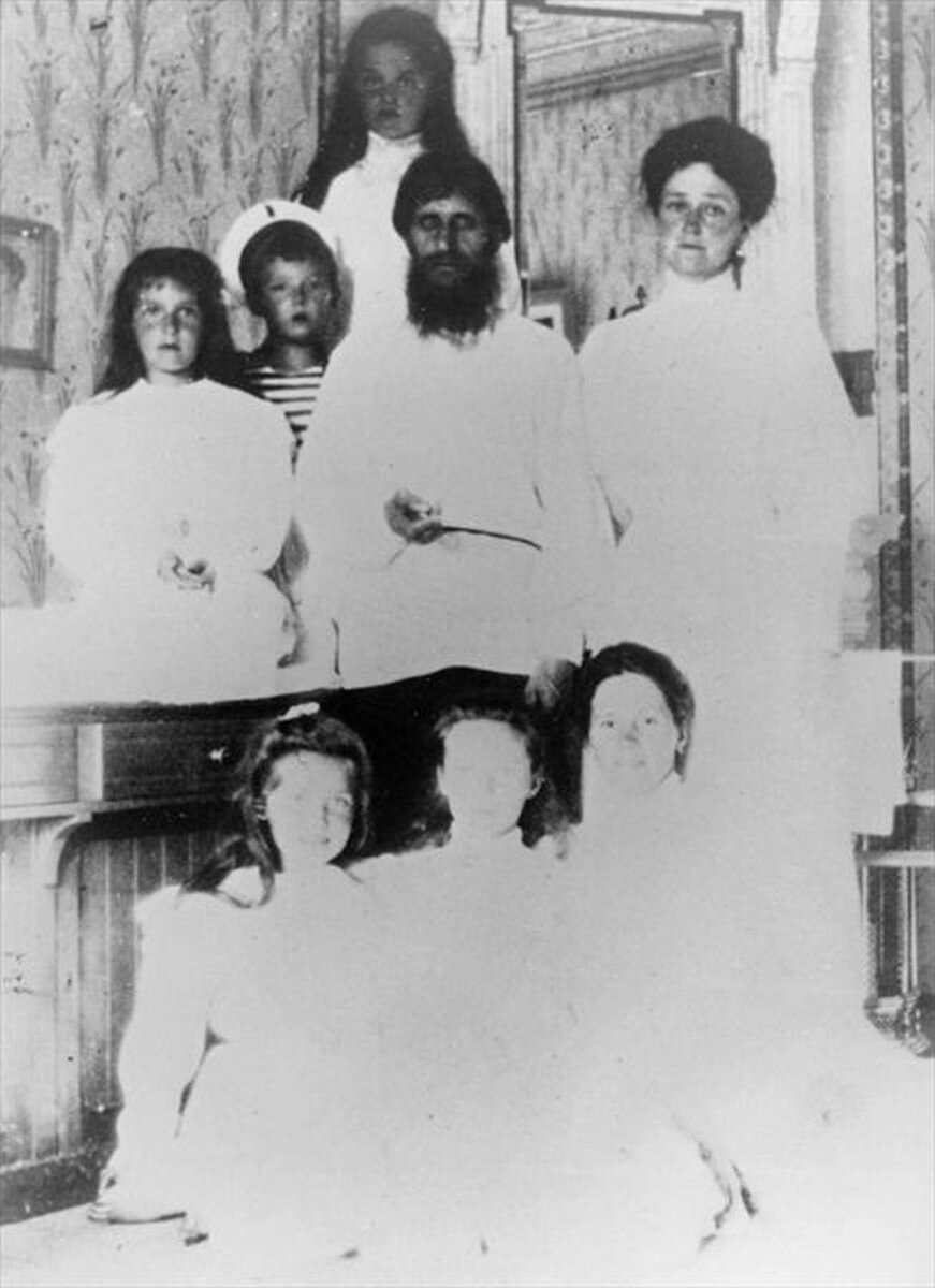 Григорий Распутин с императрицей, детьми царской семьи и гувернанткой