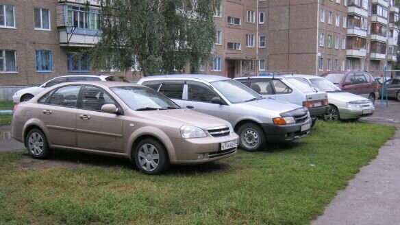 Предположим, что у Вас в планах построить парковочные места на 10 автомобилей. В норме для одной машины должно отводиться место по размеру не менее и не более 2,5х5м. В расчете из этого определите, какой должна быть по размеру вся парковка в целом. Предварительно на этом месте необходимо вынуть грунт на глубину 30-40 сантиметров (желательно до суглинка). Это глубоко, но зато основание парковки будет надежным. Лишнюю землю можете потом использовать на благо дворика, например, сделать клумбы для цветов. Все основание площадки посыпается крупным щебнем и хорошо утрамбовывается. Верхнее покрытие должно быть примерно 10-15 сантиметров. Следующий слой - песок, желательно влажный. В том случае, если парковку планируете залить бетоном, сверху песка еще добавляется слой щебня, но уже мелкого. Щебень плотно утрамбуйте, чтобы бетон не разъезжался под колесами автомобилей.