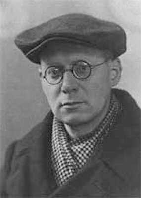 Художник и теоретик искусства, Л.Т. Чупятов (1890-1941) является одним из наиболее талантливых представителей отечественного авангарда 1920-1930-х гг. Родился он в 1890 г. в семье потомственного купца в Петербурге. В середине 1890-х гг. мать Л.Т. Чупятова, Екатерина Петровна, с детьми обосновалась в Новгороде. Семья проживала в доме Матвеевой на углу Знаменской (позднее — Спасской) и Завальной улиц у городского вала. На территории усадьбы Чупятовыми была открыта фабрика обоев, владелицей которой к 1899 г. числилась М.Т. Чупятова, бывшая, вероятно, старшей сестрой будущего художника. Братья Леонида — Евсевий, Галактион и Тимофей — учились в Новгородском реальном училище*. На территории усадьбы семьёй в 1910 г. был построен новый деревянный одноэтажный дом (флигель). Леонид обучался в столице, но, несомненно, навещал родных в Новгороде и даже, вероятно, какое-то время жил здесь. Например, в 1912 г. участвовал в плавании по Ильменю на семейной яхте «Дымка».