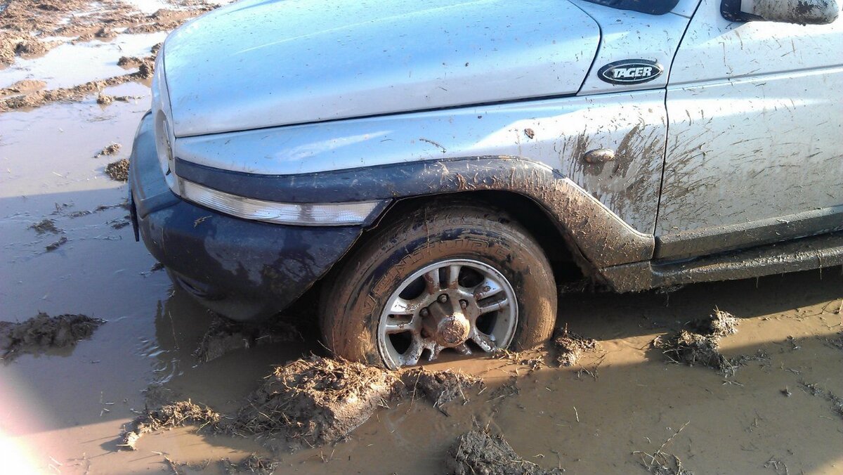 Попала грязь. Вытаскивание авто из грязи. Если застрял в грязи. ВАЗ 2115 застрял в грязи. Легковая машина в грязи.