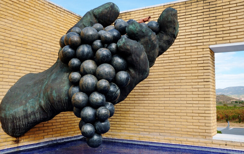 Трудно объяснить на словах, что представляет из себя музей винной культуры Виванко, находящийся в испанской Риохе. Лучше всего - отправиться туда самому и почувствовать ауру этого места. Но все же, мы попытаемся.