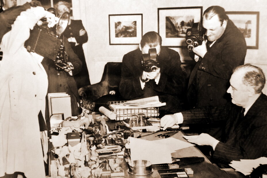 Президент Рузвельт под прицелом фотокамер подписывает «Закон по обеспечению защиты Соединенных Штатов», более известный как закон о ленд-лизе. Вашингтон, 11 марта 1941 года (Der Zweite Weltkrieg. Die visuelle Geschichte — Dorling Kindersley Verlag GmbH, München, 2009)