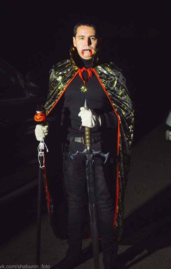   1. Артур Файзулин 
Ежегодно у нас в городе проводятся ночные экстремальные игры. Это была одна из них посвященная празднованию дня "хеллоуина". 
Каждой команде, нужно было подготовить по одному монстру, для прохождения специального задания в "костюмах". Мною был выбран образ (вампира). Почему именно вампир спросите вы? 
- все мы с Вами смотрели фильмы про "вампиров" и нам всем нравился этот ужасающий образ! Они совсем не старели, всегда были красиво одеты, жили в огромных замках и спали весь день на пролет - разве это ли не счастье быть вампиров в наши дни
