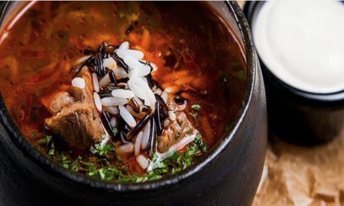 картофельные клубни — 4 шт.
свиная мякоть —500—600 гр.
лук — 2 шт.
чесночные дольки — 8 шт.
вода — 2,6 л.
томатная паста — 40 гр.
рис — 120 гр.
хмели-сунели — 1 ч. л.
зелень, соль — на свой вкус
Рассказываем, как приготовить наваристый суп харчо из свинины с рисом. В домашних условиях всё довольно просто.

1. Мякоть подготовьте к увариванию, нарезав кубиком. Поместите вместе с водой в огнеупорную тару для варки, ждите появления пузырьков. Избавляйтесь от пенной шапки, томите свинину 45 минут.

2. Спустя отведённый срок введите в кастрюлю нашинкованную квадратом картошку с рубленым луком и рисом. Засеките ещё треть часа.

3. Приплюсуйте к супу томатную пасту и кашицу из чесночных долек. Введите хмели-сунели и нашинкованную зеленушку, посолите. Проварите ещё 8 минут. Перед дегустацией позвольте харчо постоять.