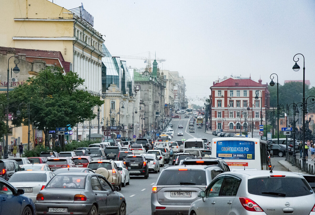 2. Светланская ул. Одна из самых красивых и интересных мест во Владивостоке. Лучше прогуляться пешком по всей улице, не очень далеко. Хотя устанем, конечно, зато впечатлений хватит. 