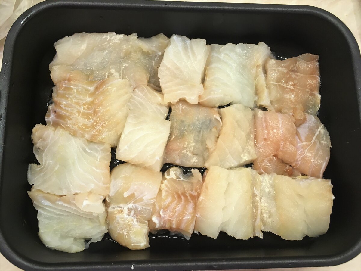 Дно чаши для запекания смазываем подсолнечным маслом. Порезанные кусочки филе рыбы и солим по вкусу.