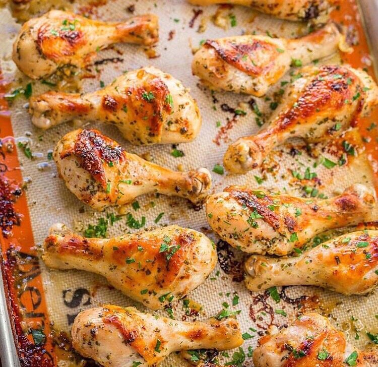 Как вкусно и быстро приготовить куриные ножки. Куриные ножки в сметанном соусе. голень куриная на сковороде с подливкой. куриные ножки в чесночном соусе. куриные ножки запеченные в соусе.