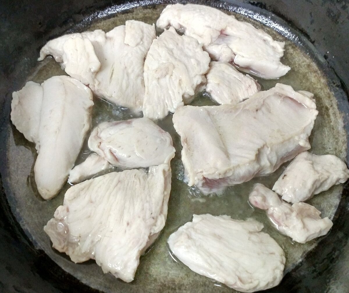 Курица нарезанная кусочками на сковороде