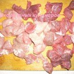 1. Мясо порезать небольшими кусочками.