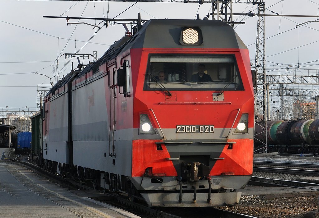 Электровоз 2ЭС10-020 на станции Пермь-II

