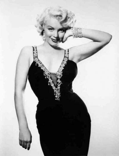 Диета Мерлин Монро: очищение от шлаков и уменьшение объемов 
В одном из интервью кинодива сообщила о своей нелюбви к выпечке. Ради фигуры она легко могла отказаться от конфет. Единственной ее слабостью было игристое шампанское.

Актриса советовала девушкам добавлять в свой рацион продукты, обладающие слабым диуретическим эффектом. На этом принципе строится диета Мерлин Монро. Очищение кишечника и вывод лишней жидкости из организма позволят добиться отличных результатов.

диета мерлин монро очищение от шлаков

Диета Мерлин Монро (принципы):

    Отказ от употребления копченостей, жирных и острых продуктов, сладостей.
    В день необходимо пить не менее двух литров воды.
    Заправлять салаты можно только оливковым маслом или соком лимона.
    Запрещенными напитками являются чай, кофе и алкогольные коктейли. Пейте простую воду, зеленый чай и кефир.
    Никакой соли и сахара.
    Основу рациона должны составлять овощи, фрукты, яйца и кисломолочные продукты.

Диета Мерлин Монро: меню

Система питания, разработанная легендарной актрисой, выглядит как три пятидневных цикла. Некоторым барышням достаточно одного круга. Рацион, которого нужно придерживаться, является достаточно жестким. Но чувство голода вас мучить не будет.

Меню на 5 дней:

- Первый день. Завтрак включает чашку зеленого чая (без сахара) или стакан минеральной воды. Кушаем апельсин и пару ржаных хлебцев.

В обед съедаем вареное яйцо, два хлебца и апельсин. Напиток на выбор: кефир (1%-ной жирности), зеленый чай, вода и йогурт.

Ужин должен состоять из двух вареных яиц, стакана йогурта (кефира) и салата из помидоров.

- Второй день. Завтрак такой же, как и в первый день.Диета мерлин монро очищение организма

На обед съедаем вареное яйцо и два подсушенных тоста. Выпиваем чашку зеленого чая или стакан йогурта.

На ужин готовим салат с помидорами и рубленой зеленью. Еще можно съесть 100 г отварного (нежирного) мяса и подсушенный тост. Пьем зеленый чай.

За 2-3 часа до сна употребляем кефир или йогурт.

- Третий день. Завтрак такой же, как и в первый день.

В обед кушаем апельсин и порцию салата из свежих огурцов и помидоров. Пьем полстакана кефира или йогурта.

Ужин должен состоять из 100 г вареной рыбы, апельсина и одного тоста. Из напитков можно зеленый чай или кефир (полстакана).

- Четвертый день. Завтрак: см. меню первого дня.

На обед съедаем 120 г творога (с низким процентом жирности), один тост и салат из помидора и огурца.

На ужин можно скушать одно вареное яйцо и 250 г овощей, приготовленных на пару.

- Пятый день. Завтрак: см. меню первого дня.

В обед можно съесть 200 г ветчины, помидор и тост.

Ужин: см. меню четвертого дня.
Эффективность диеты

При четком соблюдении меню и принципов питания Монро всего за пять дней можно расстаться с 2-3 килограммами. Далеко не все худеющие могут выдержать три круга. Но в этом случае потеря веса составит 6-9 кг.Диета мерлин монро очистка от шлаков
Немного спорта

Монро поддерживала свою великолепную фигуру не только благодаря лично разработанной диете. Она считала, что получить идеальные формы без физических нагрузок невозможно.

Каждое утро кинодива уделяла зарядке 10 минут. Она брала в руки небольшие гантели и выполняла упражнения, способствующие укреплению груди. Спустя полчаса Мерлин выпивала стакан теплого молока, в который добавляла взбитое яйцо. Днем блондинка качала пресс, занималась со штангой и ходила на руках. В 1952 году в журнале Life появились фотографии, на которых мегазвезда запечатлена в процессе фитнес-тренировки. Снимки получились очень живыми и яркими (хотя и черно-белыми).
Секреты красоты

Известно, что перед созданием макияжа Монро наносила на лицо вазелин. Этим средством женщины пользовались с давних времен. Вазелин обеспечивает увлажнение и питание кожи. А еще он разглаживает морщины. Однако в наши дни косметологи не советуют применять вазелин в этих целях.

Легендарная актриса любила принимать ванны со льдом. Она добавляла в воду несколько капель духов Chanel №5. По словам Мерлин, ледяные ванны делают кожу упругой и заряжают бодростью на весь день.

диета мерлин монро меню
Отзывы о диете

Стоит ли пробовать на себе систему похудения, разработанную Монро? При принятии решения рекомендуем опираться на отзывы, оставленные другими девушками.

Мнения барышень разделились. Но подавляющее большинство все же высказывается положительно. Главными плюсами диеты считаются разнообразное меню, достаточное количество белков в рационе и хороший результат.

Отрицательные отзывы оставили девушки, которые не смогли выдержать весь срок диеты и жесткие ограничения в еде. Были и те, кто жаловался на вернувшиеся килограммы. Но здесь они виноваты сами, ведь по окончании диеты резко увеличили калорийность рациона.
Вывод

Теперь вы знаете, что собой представляет диета Мерлин Монро. Отзывы помогут вам сделать верный выбор. При соблюдении меню и принципов питания снижение веса гарантировано. Спустя пятнадцать дней ваша фигура станет такой же привлекательной, как у Мерлин Монро.