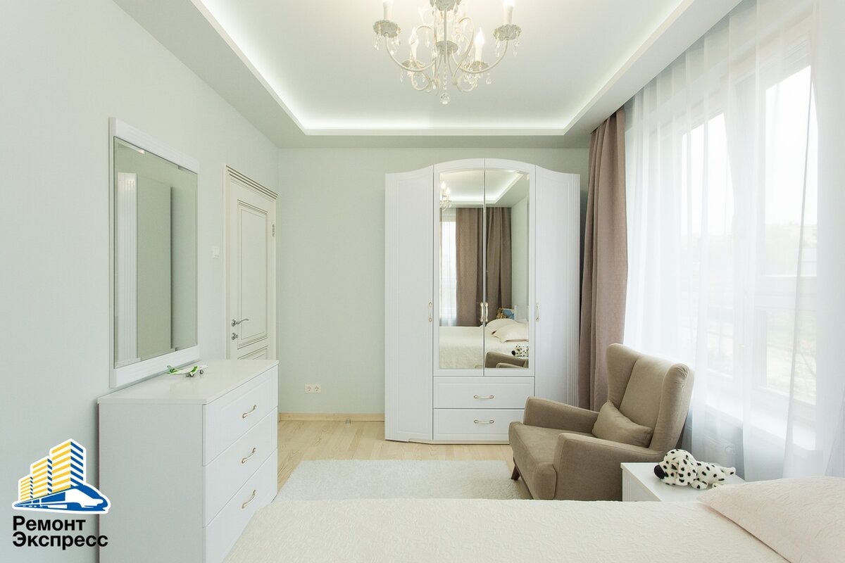 Светлая отделка и шкаф у торцевой стены визуально выправляют комнату.