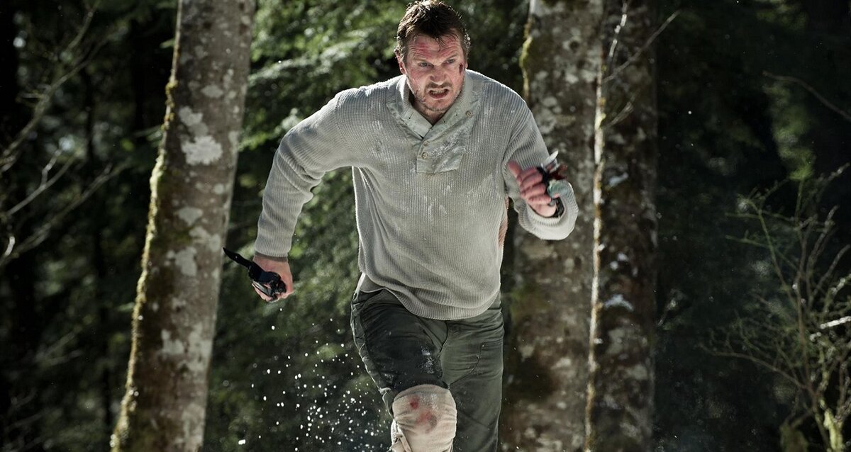 Интересная самооборона: сделать три "розочки" из водочных фанфуриков и примотать их к пальцам изолентой. Впрочем, у героя Лиама Нисона есть в этом кино немало других восхитительных тактических идей.