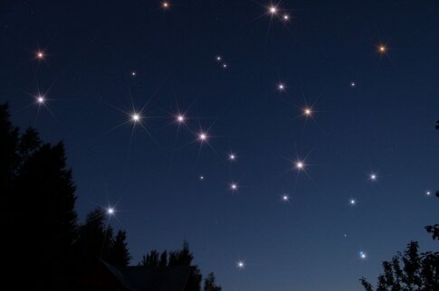 Относится к созвездию небесного полушария северной стороны. Присутствующие на ней звезды (их 7) образовывают наиболее известный образ на небосводе. Визуально, сразу заметен некий черпак, 2-мя своими светилами с крайней стороны Дубхе и Мерак свидетельствуют направленность на всем знакомую звезду Полярную. Наиболее живописная из них Алиот, а самая известная система Мицар (двойная). Бытует мнение, что кто отчетливо увидит и отличит эти две звездочки, имеет отличное зрение.