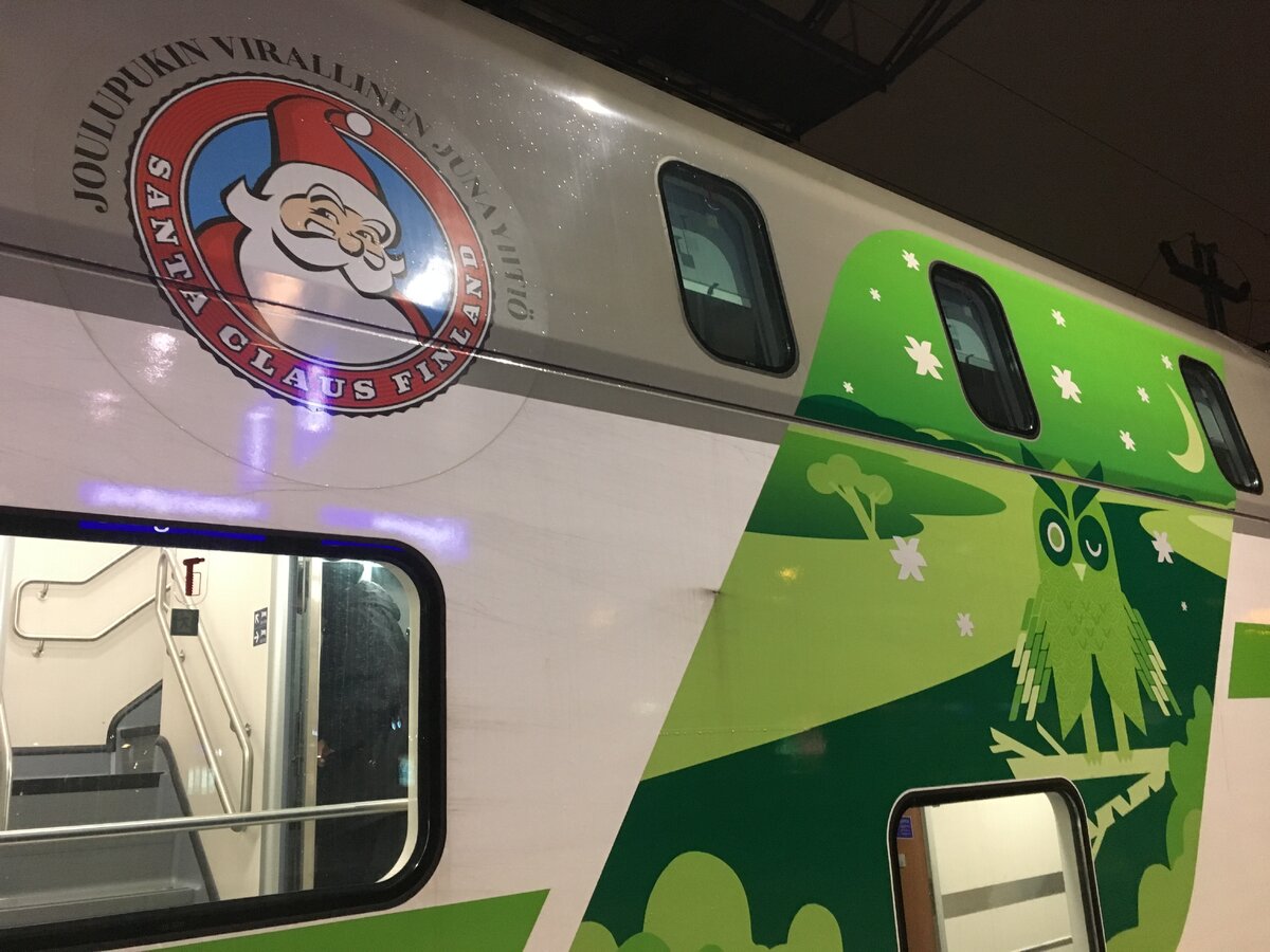 Фирменный поезд Санта-Клауса. Сова - значит, ночной)