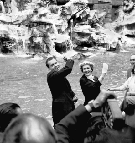 1957 год. Через три года после выхода фильма «Три монеты в фонтане», вице-президент США Ричард Никсон посещает Рим и перед отъездом совершает этот ритуал.