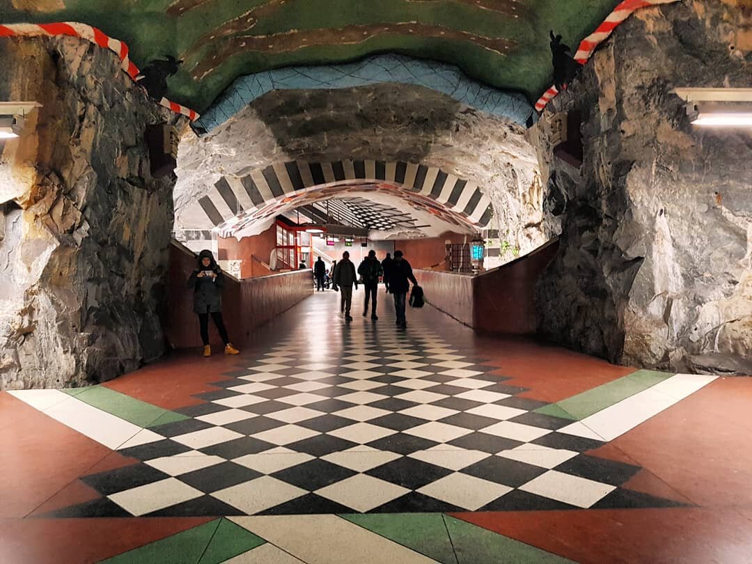 Станции напоминают скалы и пещеры