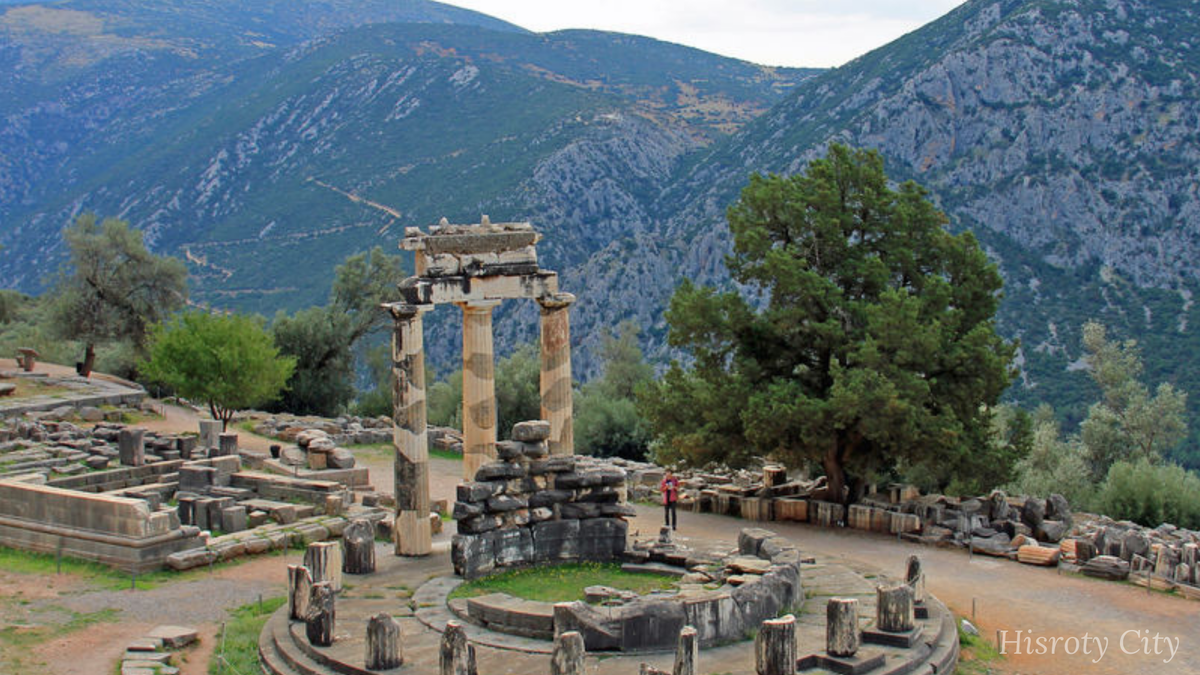 Толос - руины храма Афины, Делфи, Греция