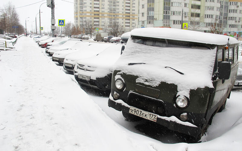Что такое обычная городская езда? Смахнуть снег. Пустить мотор, если АКБ не разрядилась от коротких пробегов. Убедиться, что водитель запершей вас на парковке машины не ушел по своим делам. Выбраться на дорогу не поцарапав автомобиль о многочисленные городские ограждения. Проехать несколько километров и снова искать место для парковки.