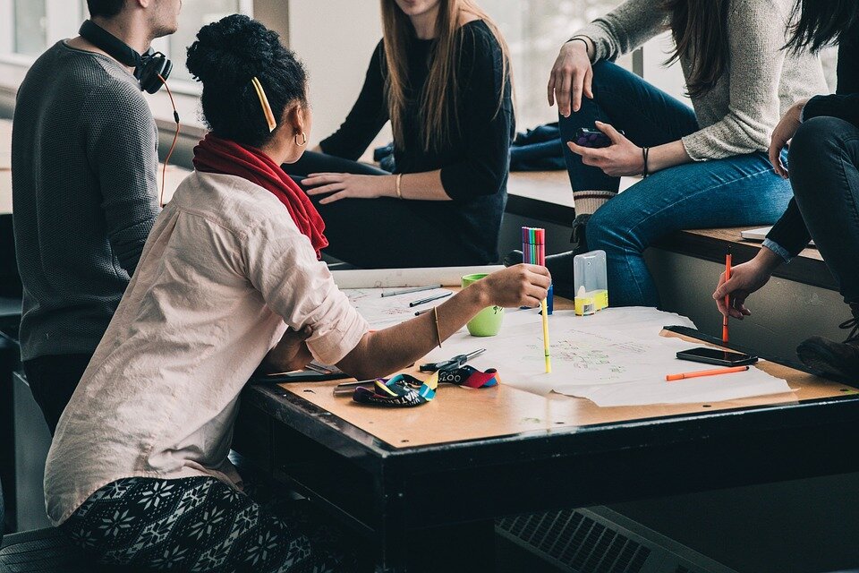   Cinc estudiants del Massachusetts Institute of Technology (MIT) estan impartint classes als alumnes de batxillerat dels tres sistemes educatius d’Andorra, en un programa d’intercanvi que va néixer