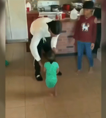 Семья пытается выполнить Bird box challenge