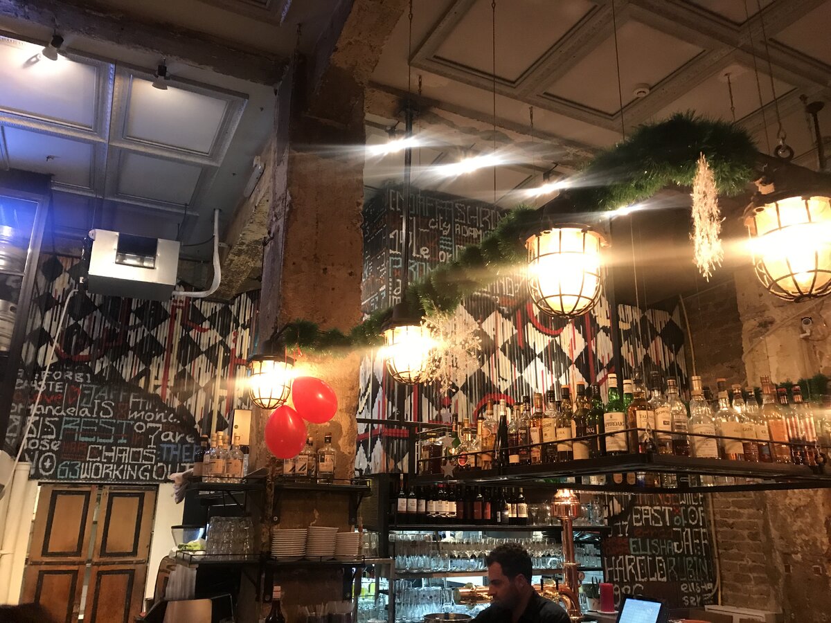 Типичное стильное кафе в Тель-Авиве