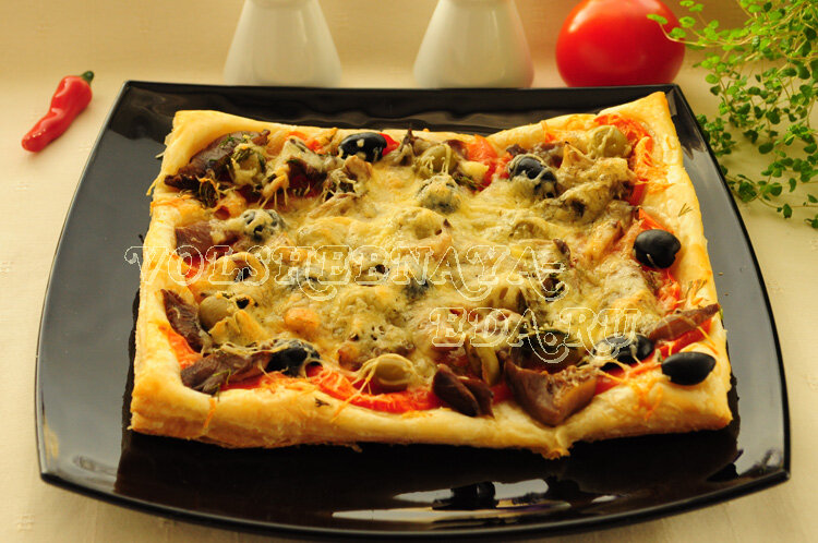 Пицца с маринованными грибамиОбщее время приготовления: 1 час
Время приготовления: 15 минут
Выход: 2-3 пиццы
для рецепта вода – 250 мл
сухие дрожжи – 7 г
пшеничная мука – 500 г
сахар – 1 ч. л.
соль – 0,5 ч. л.
оливковое масло – 1 ст. л.
для соуса
томатная паста – 3 ст. л.
вода – 2 ст. л.
чеснок – 1 зуб.
сушеный базилик и орегано – 0,5 ч. л.
растительное масло – 1 ст. л.
сахар – 1 щеп.
соль и перец – по 1 щеп.
для начинки
шампиньоны или другие грибы – 200 г
моцарелла – 200 г
помидоры – 2 шт.
руккола – 20 г
сушеный базилик – 2 щеп.

Как приготовить пиццу с грибами
