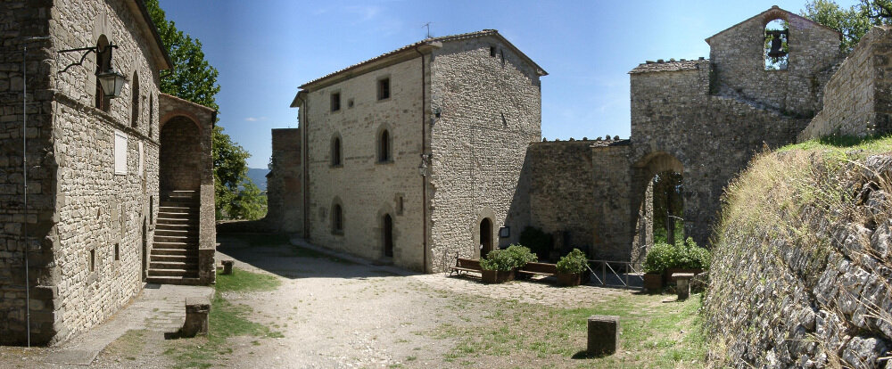Дом Подеста́ (слева), где родился Микеланджело, Капрезе Микеланджело