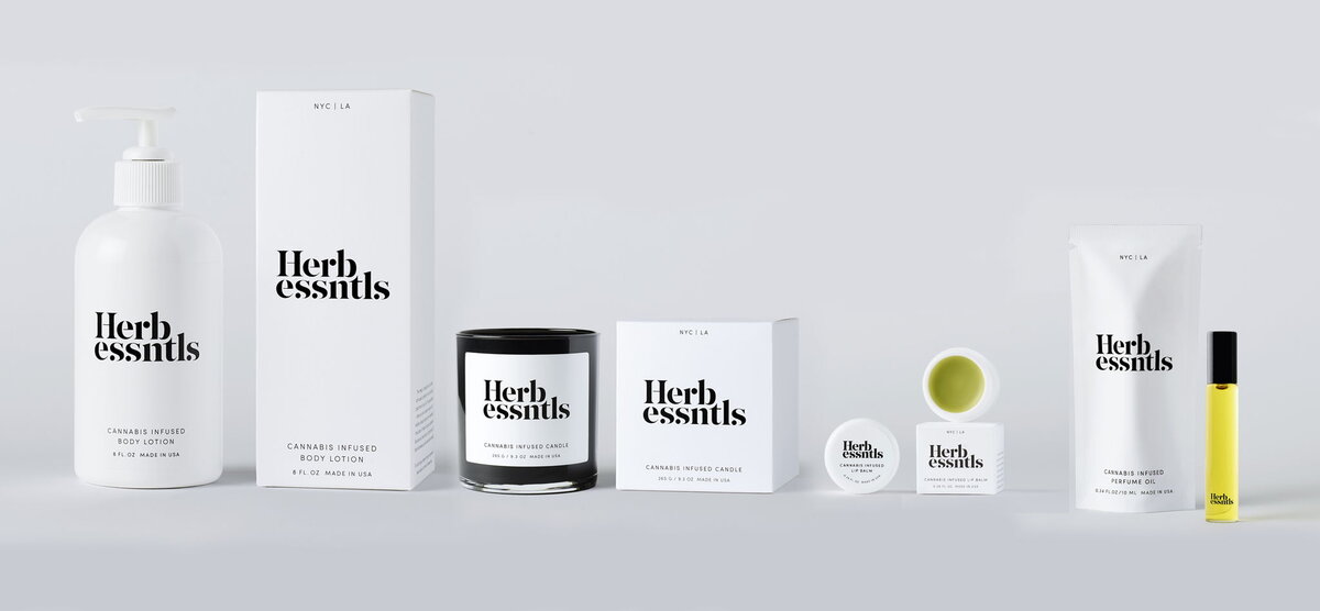 Herb Essntls – высоко эффективные средства по уходу за кожей сочетают в себе: масло семян конопли (богатое витамином Е), органический экстракт яблок, зеленый чай и многое другое, что помогает коже и губам оставаться увлажненными. Шикарная упаковка, не правда ли?