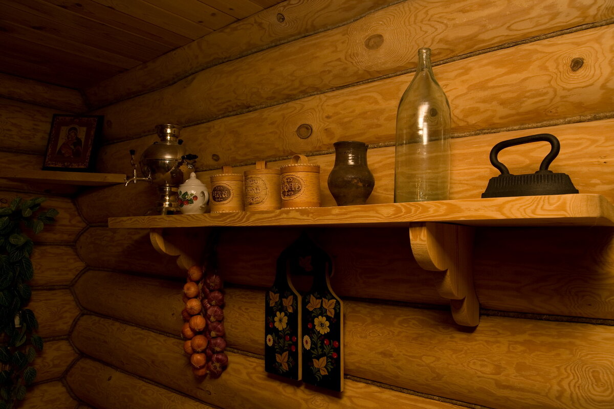 бытовая утварь русской избы. русская печь голбец полати. интерьер старинной избы. бревенчатая стена в блиндаже. таежные заимки вид изнутри.