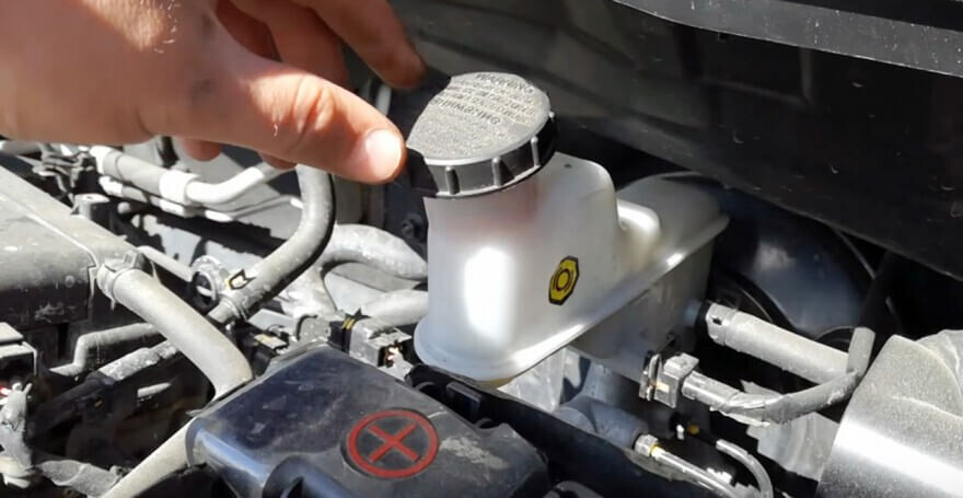 Открываем крышку на бочке с тормозной жидкости.