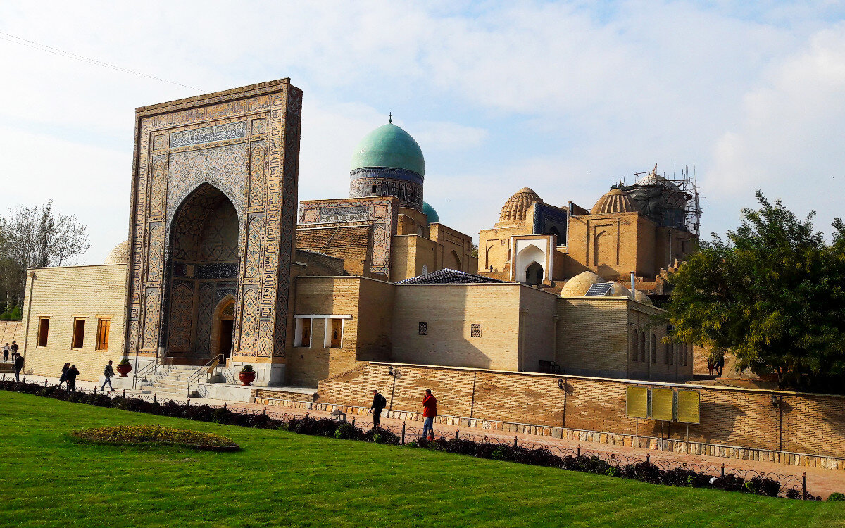Камзол казахский. Мавзолеи тимуридов в самарканде. Карла маркса 3 караганда. Нуршах шахкар. Нуршах шахкар.