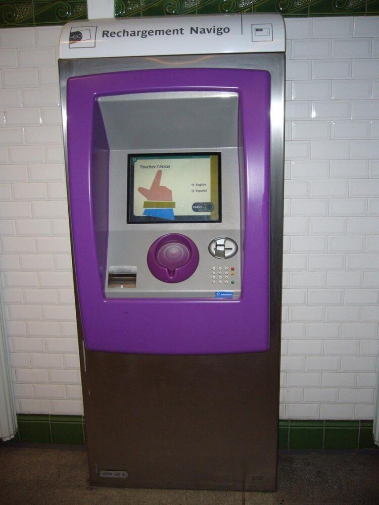       Терминалы Navigo в метро выделяются фиолетовым цветом.