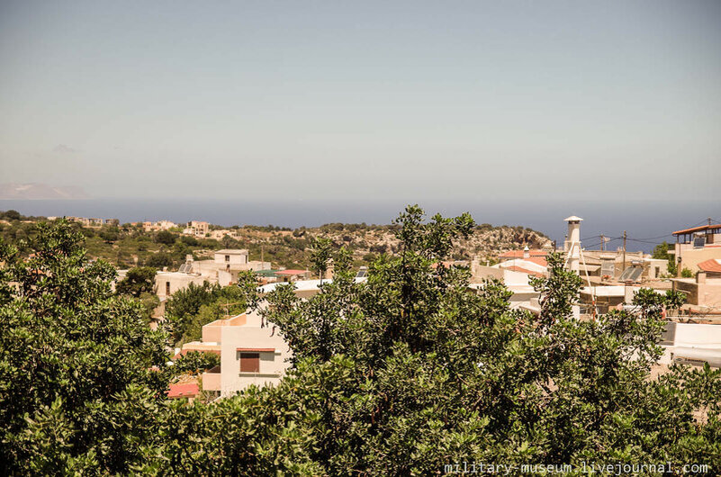  2. Вид с крыши виллы-музея. Вдали виднеется Средиземное море