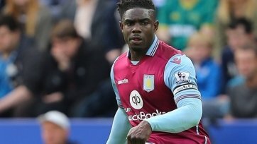 Фото: bbc.co.ukОн с детства болел за «Арсенал», но в 14 лет оказался в академии «Манчестер Сити», а спустя всего три года дебютировал за основу «горожан». 22 октября 2005 года Майка Ричардсна 85-й минуте лондонского матча «Манчестер Сити» против «Арсенала» заменил Дэнни Миллза, проведя в 17 лет свой первый официальный поединок в Премьер-лиге. Тогда казалось, что впереди Ричардса ждет невероятно долгая и непременно успешная карьера. А некоторые специалисты, среди которых был и тогдашний главный тренер «горожан» Стюарт Пирс, пророчили Майке большой успех в рядах манчестерского клуба.
