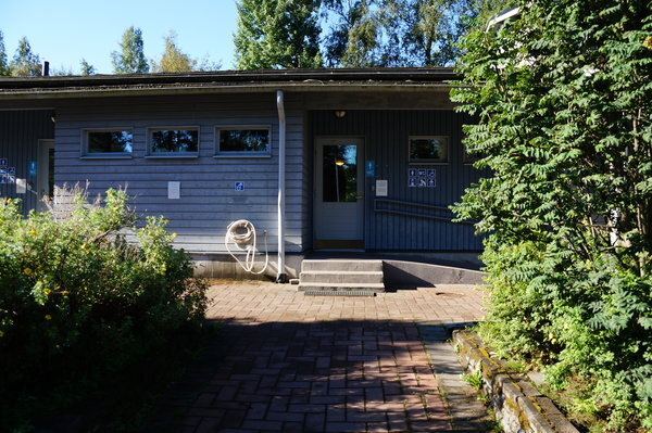   Кухня и душ в кемпинге