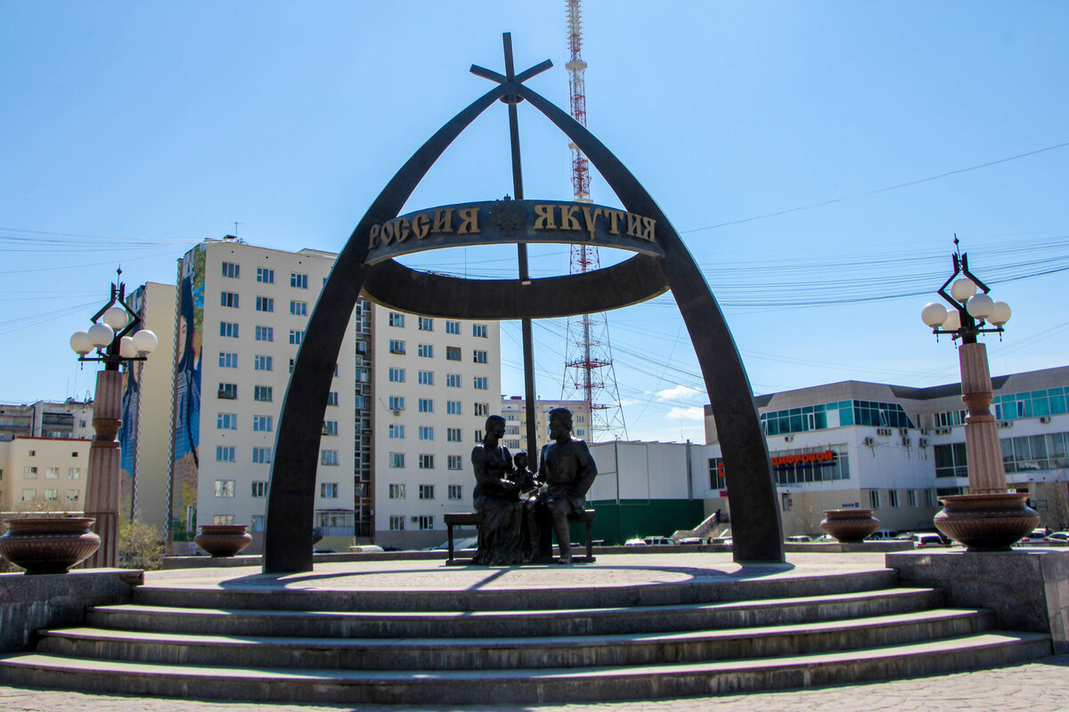 Памятник Дежневу в Якутске