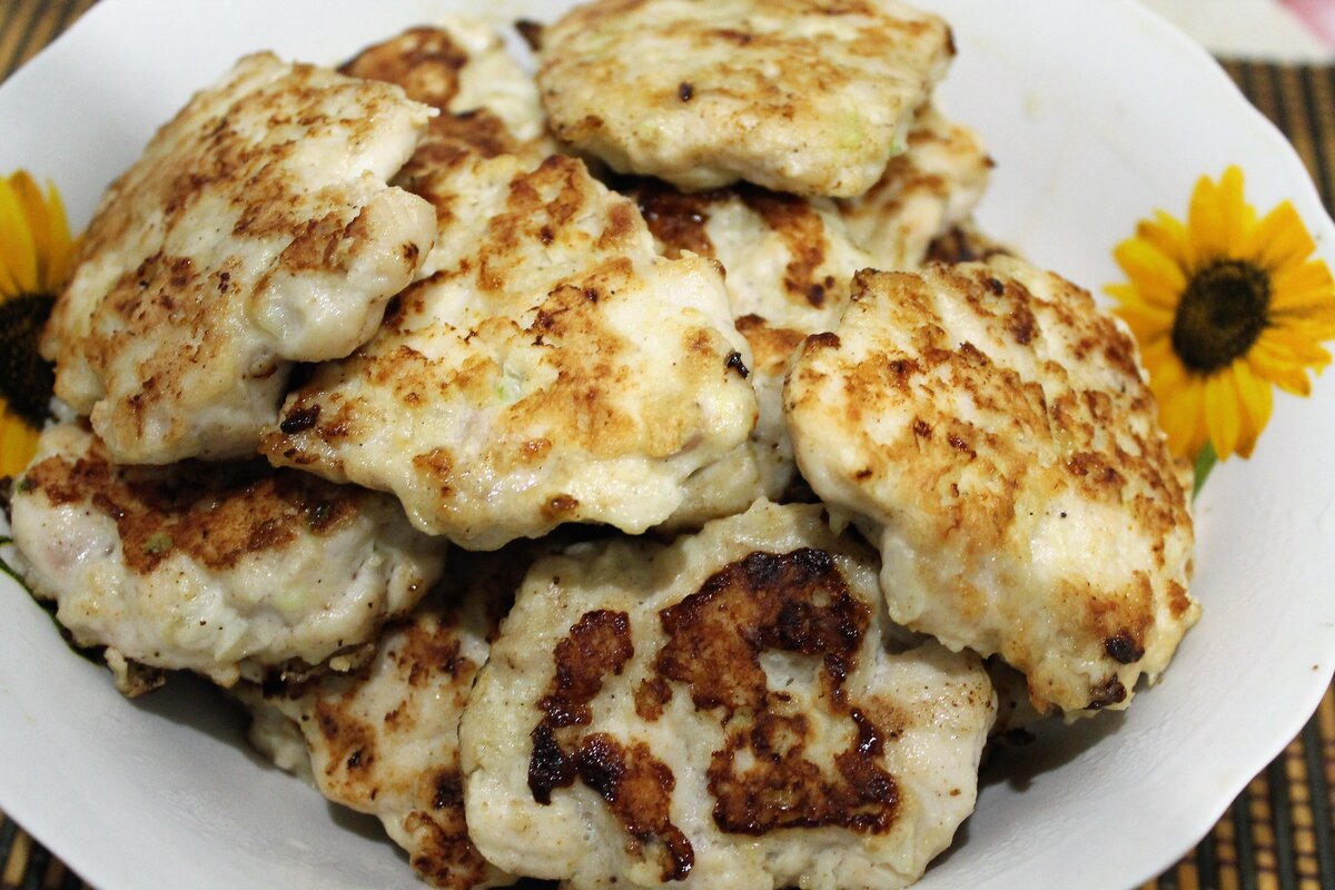 котлеты из рубленной грудки пп. пп котлеты из куриной грудки. рубленные котлеты. куриные котлеты с сыром в духовке. куриные котлеты пп.