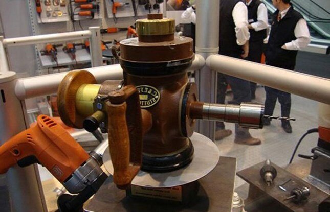 Первая электрическая дрель Файна. Из-за веса была двуручной