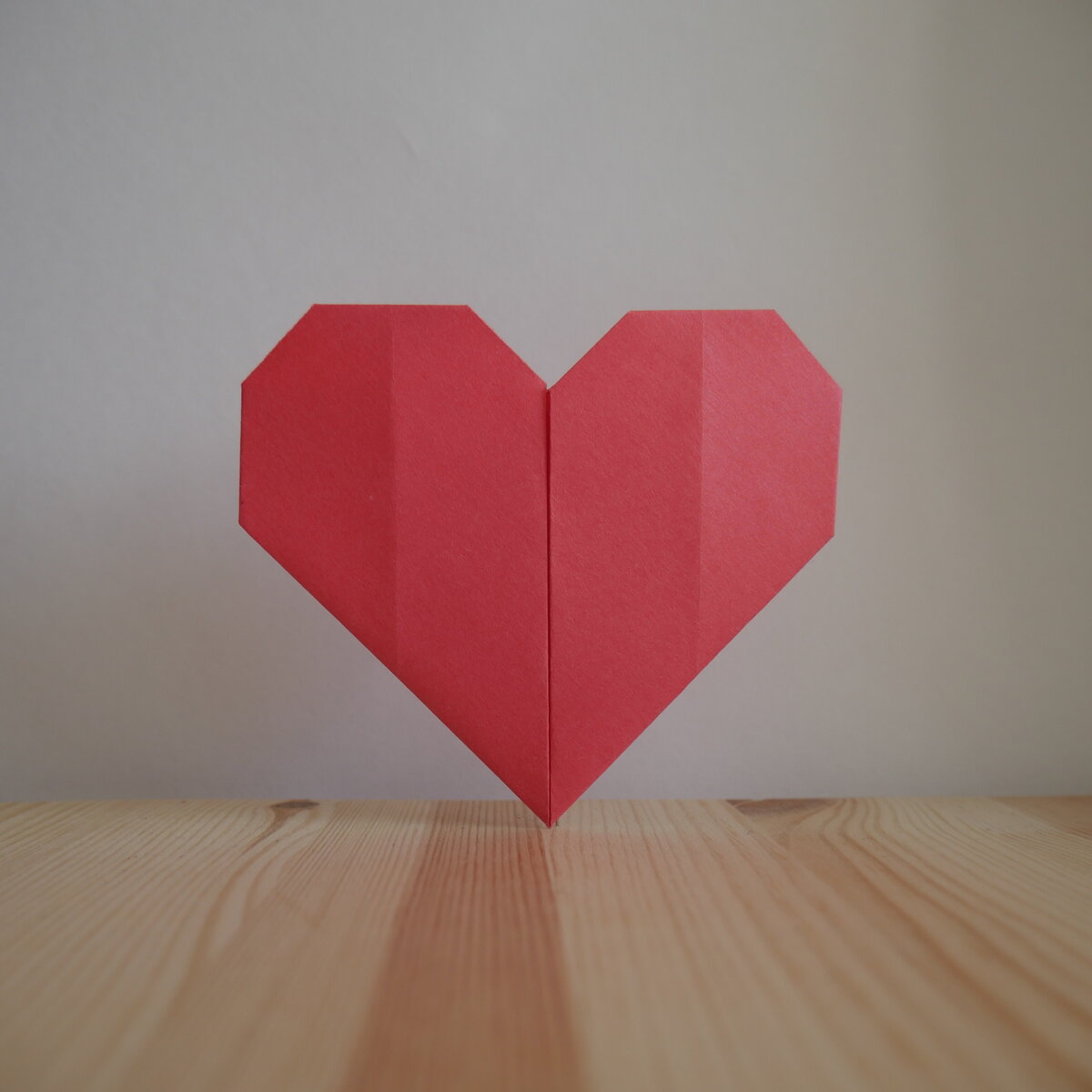 Сердечко из бумаги легко. Сердце из бумаги. Объемные сердечки. Оригами сердце. Оригами сердечко.