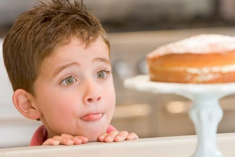 Дети в любом возрасте предпочитают вредную пищу полезным овощам и крупам. В один прекрасный момент родители начинают бить тревогу – ребенок полнеет и у него появляются проблемы с пищеварением. К сожалению, в нашей стране такое встречается часто: по статистике около 10% детей в России страдают от ожирения и еще больше – от заболеваний органов пищеварения.